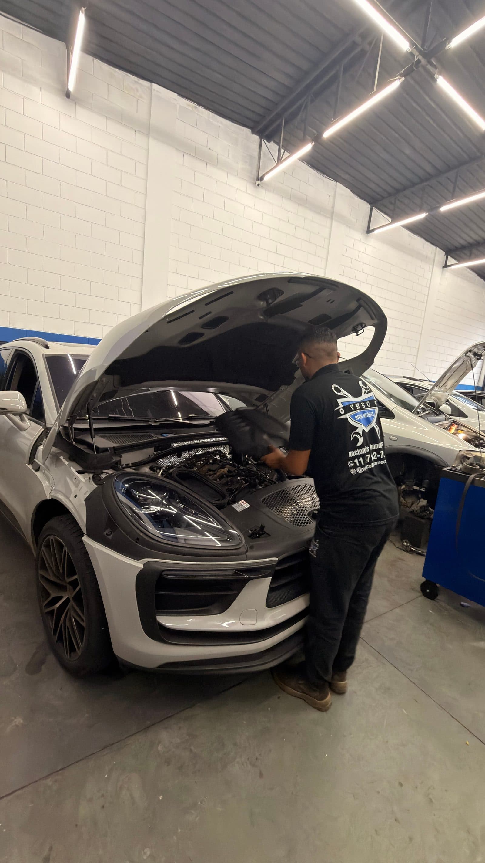 Mecânico da VMEC em serviço num carro importado